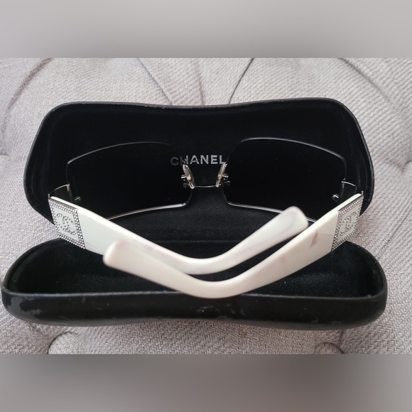 Chanel Sunglasses, excellent condition.. worn once, no scratches. - Picture 2 of 8